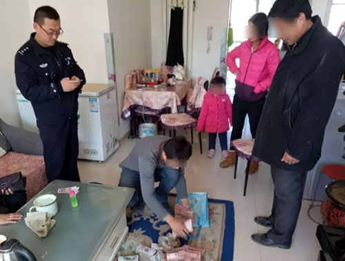 17萬當(dāng)垃圾丟掉：驚慌失措！全家上陣翻找垃圾桶