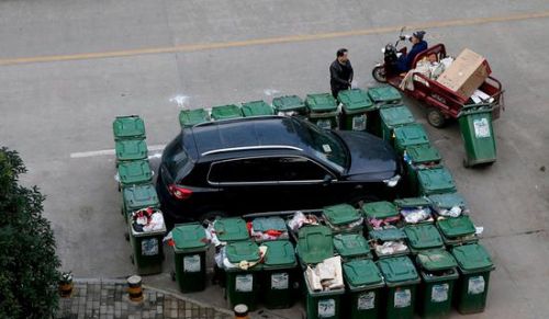汽車被垃圾桶包圍是被惡搞還是得罪人了？
