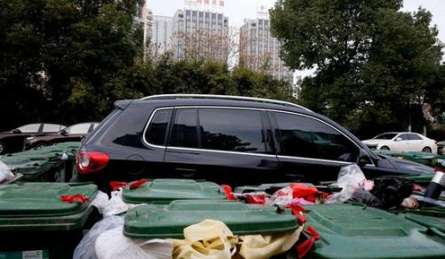 汽車被垃圾桶包圍是被惡搞還是得罪人了？