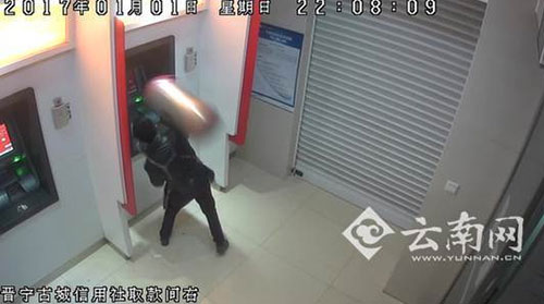 取款不成功，竟用垃圾桶出氣