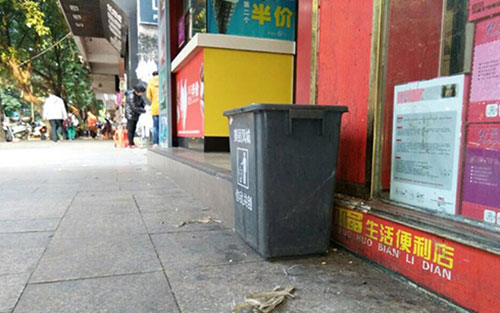 垃圾桶當足球踢？！城區(qū)大半年累計丟近千個垃圾桶